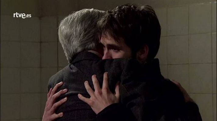 Cuéntame cómo pasó - Antonio se derrumba al reencontrarse con Carlos en la cárcel
