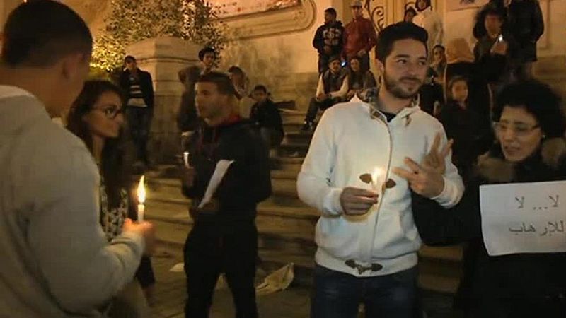 Vigilia en Túnez por las víctimas del atentado que costó la vida a 19 personas