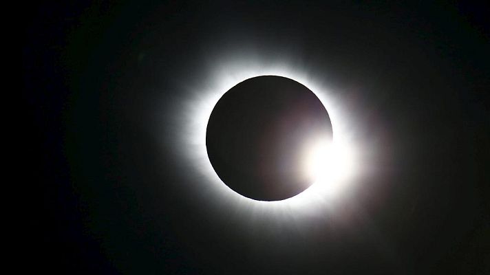 Informativo 24h - Un eclipse parcial de sol en España que las cámaras del mundo han acercado