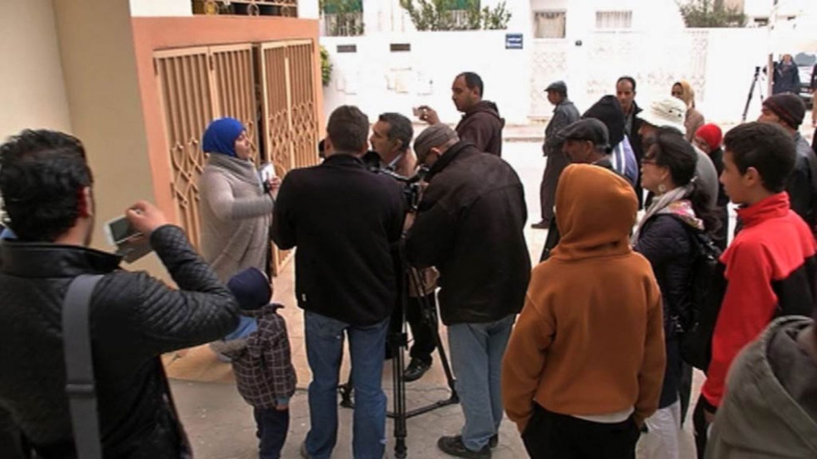 En Túnez la familia y vecinos de uno de los terroristas están abatidos