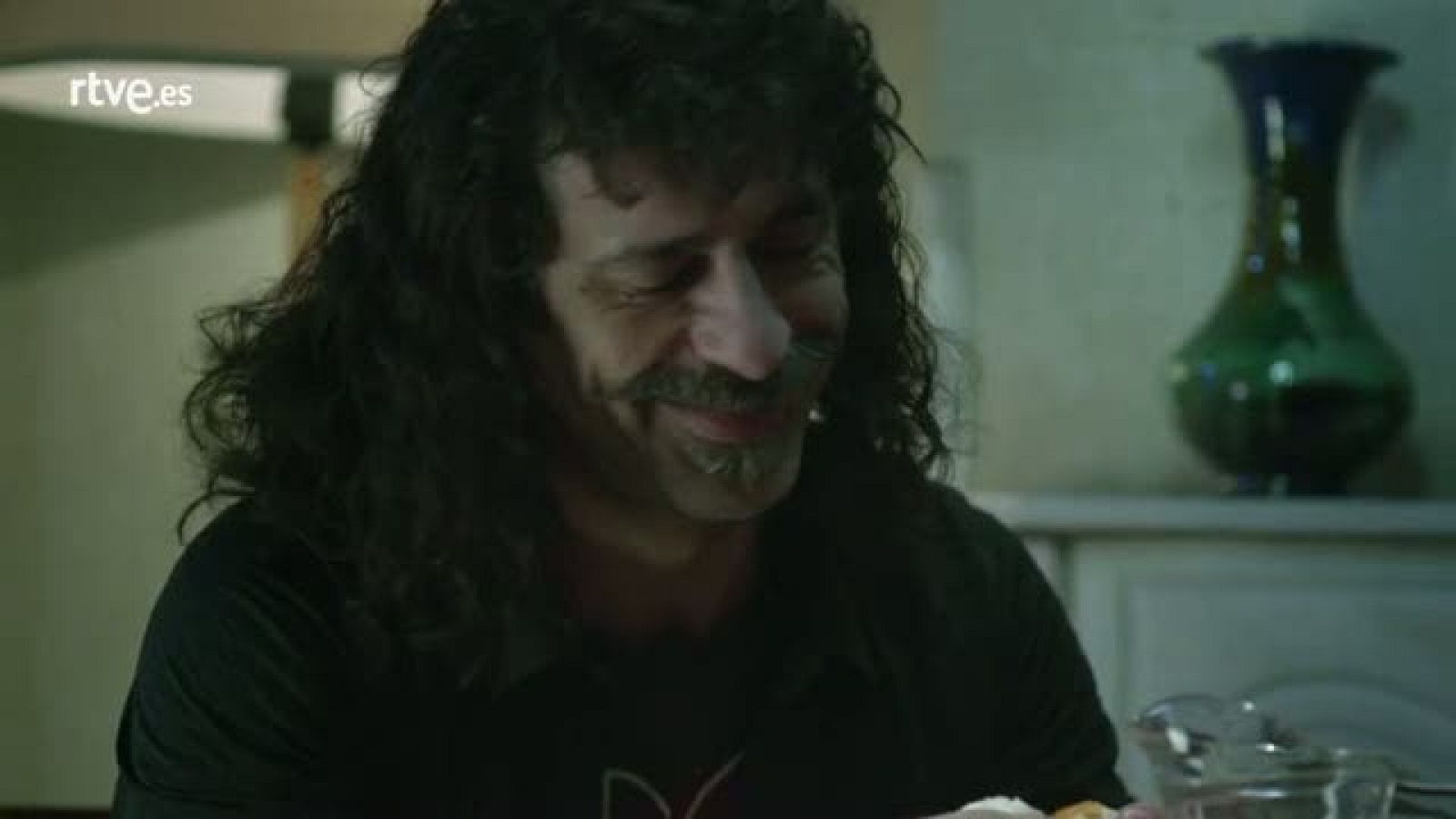 El Ministerio del Tiempo - Julián intenta explicarle a Alonso de Entrerríos lo que es la democracia | Ver