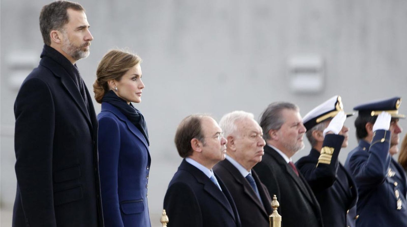 Los reyes suspenden la visita a Francia por el accidente aéreo - Informativo 24h | Ver