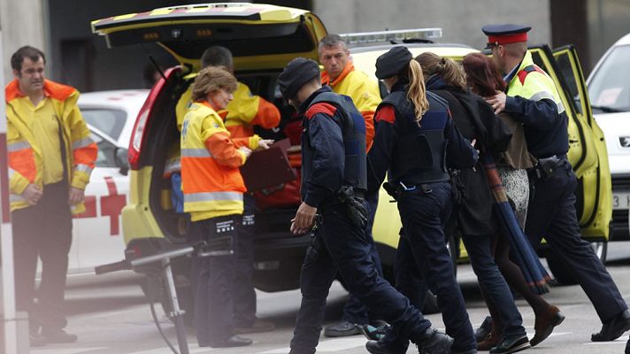 Telediario 1 - Psicólogos y trabajadores sociales atienden a familiares y amigos de las víctimas del accidente de avión en Francia