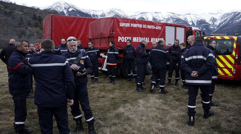 Los equipos de emergencia reanudan el rescate de los restos del avión accidentado en los Alpes | Ver