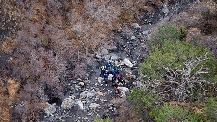 Telediario 1 - El rescate de las víctimas del accidente aéreo en los Alpes