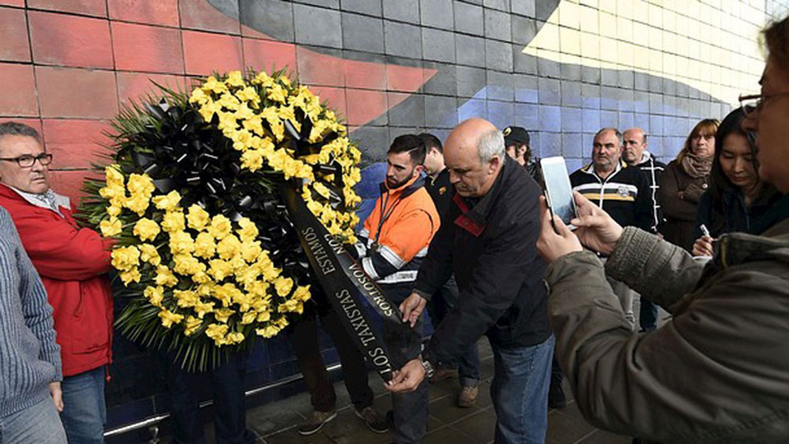 Recuerdo a las víctimas del accidente aéreo de Francia en el aeropuerto de Barcelona-El Prat