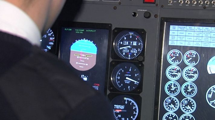 Telediario 1 - Los pilotos pasan pruebas físicas, psicológicas y test de personalidad periódicamente