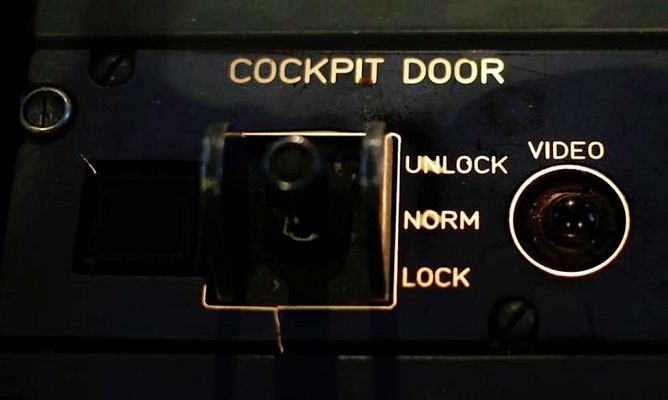 Telediario 1 - Los controles de la cabina del avión cambiaron tras el 11S