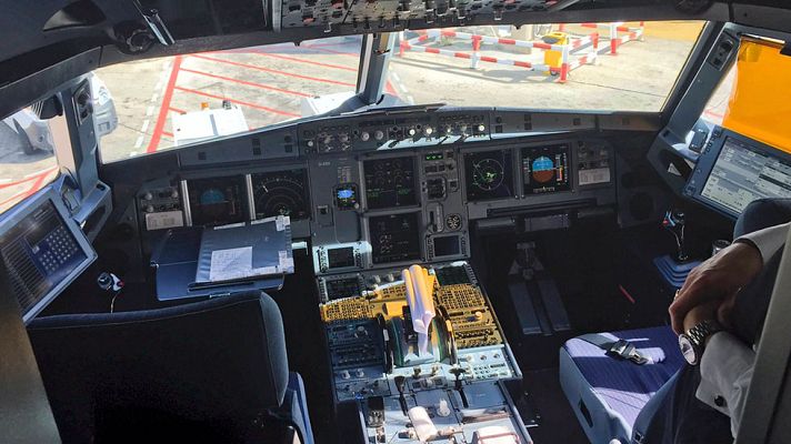 Telediario 1 - La UE estudiará recomendar la presencia de dos personas en la cabina de avión