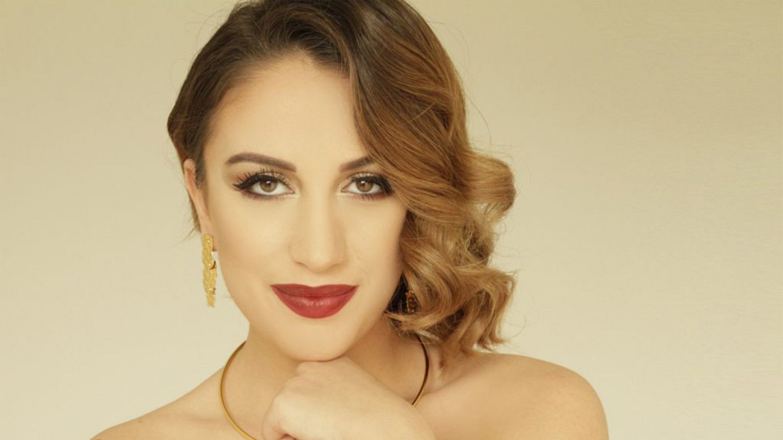 Ver el videoclip de "Walk along", canción con la que Elhaida Dani representa a Albania en Eurovisión 2015.