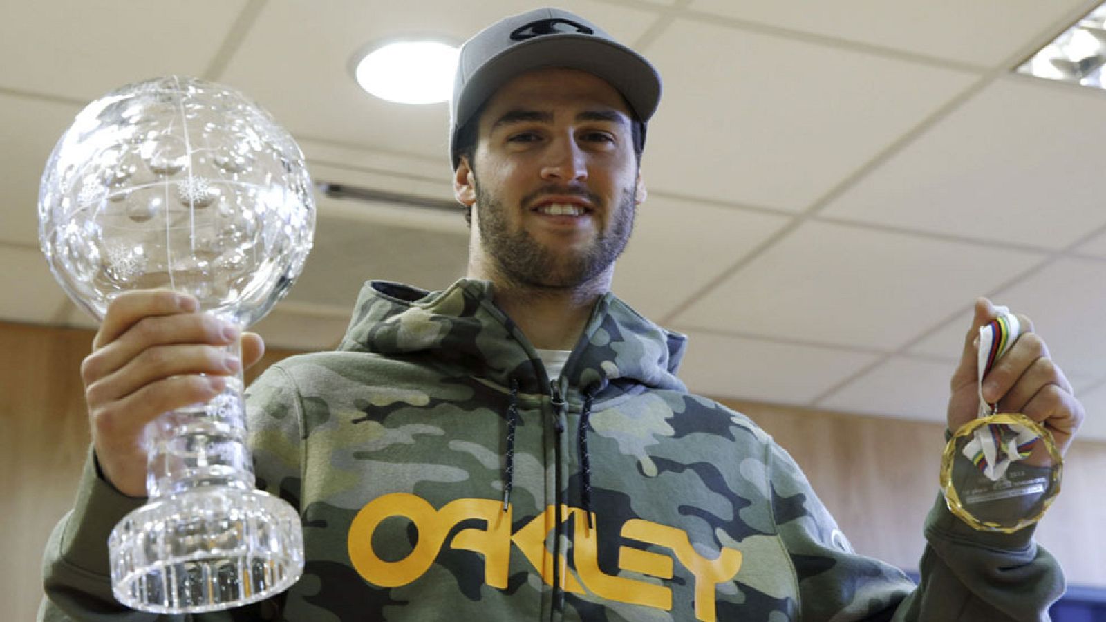 Lucas Eguibar, el primer español en ganar la Copa del Mundo de snowboard, ha cambiado la tabla de snowboard por la de surf. El donostiarra ha contado su experiencia marítima a TVE.