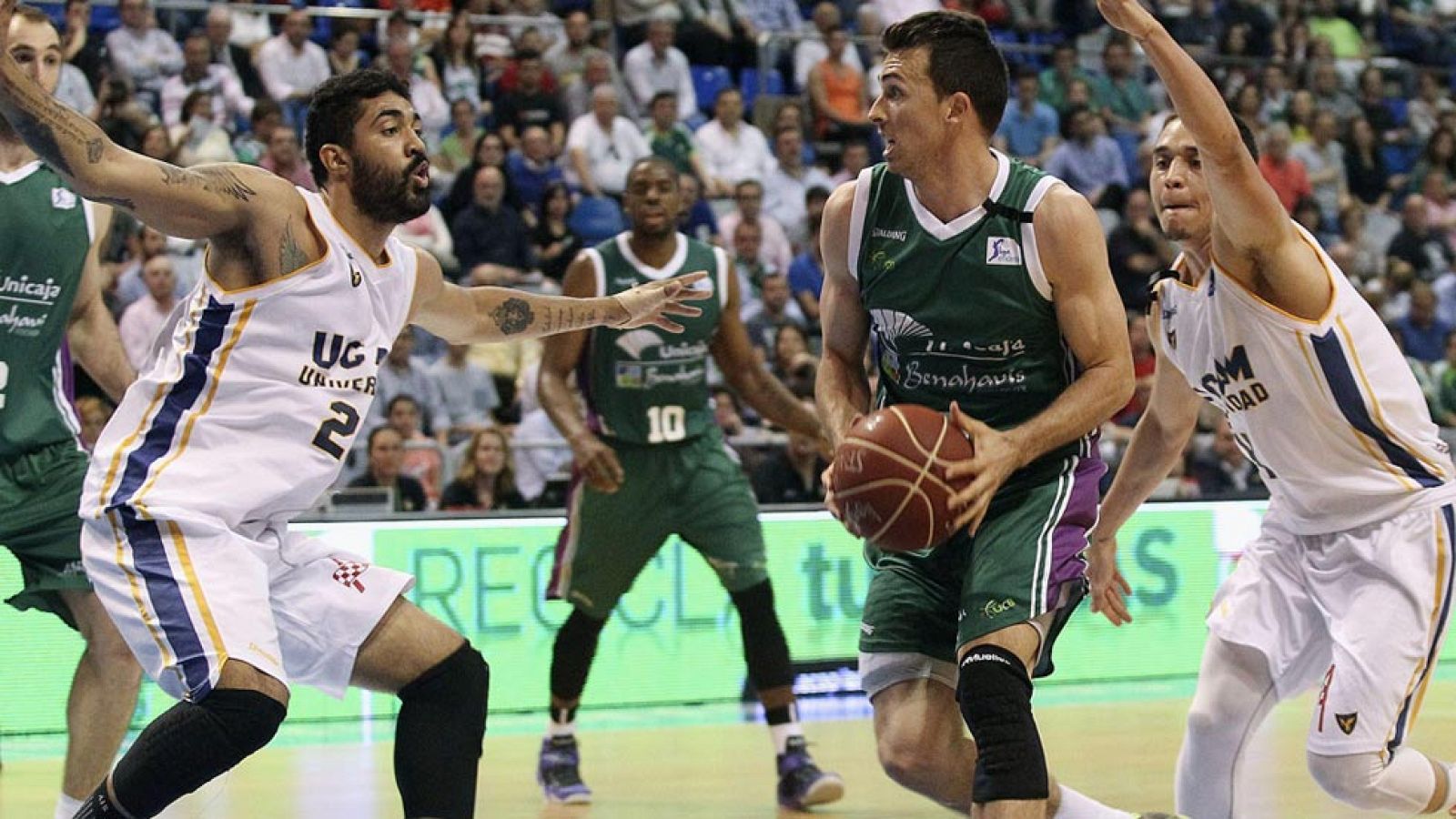 Unicaja mantiene su liderato con una contundente victoria sobre el UCAM Murcia, que no tuvo nada que hacer en el Martín Carpena, donde los locales arrasaron 80-56.
