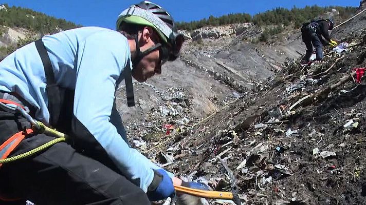 Telediario 1 - Los equipos de rescate empiezan a abrir una vía terrestre en los Alpes para acceder al avión