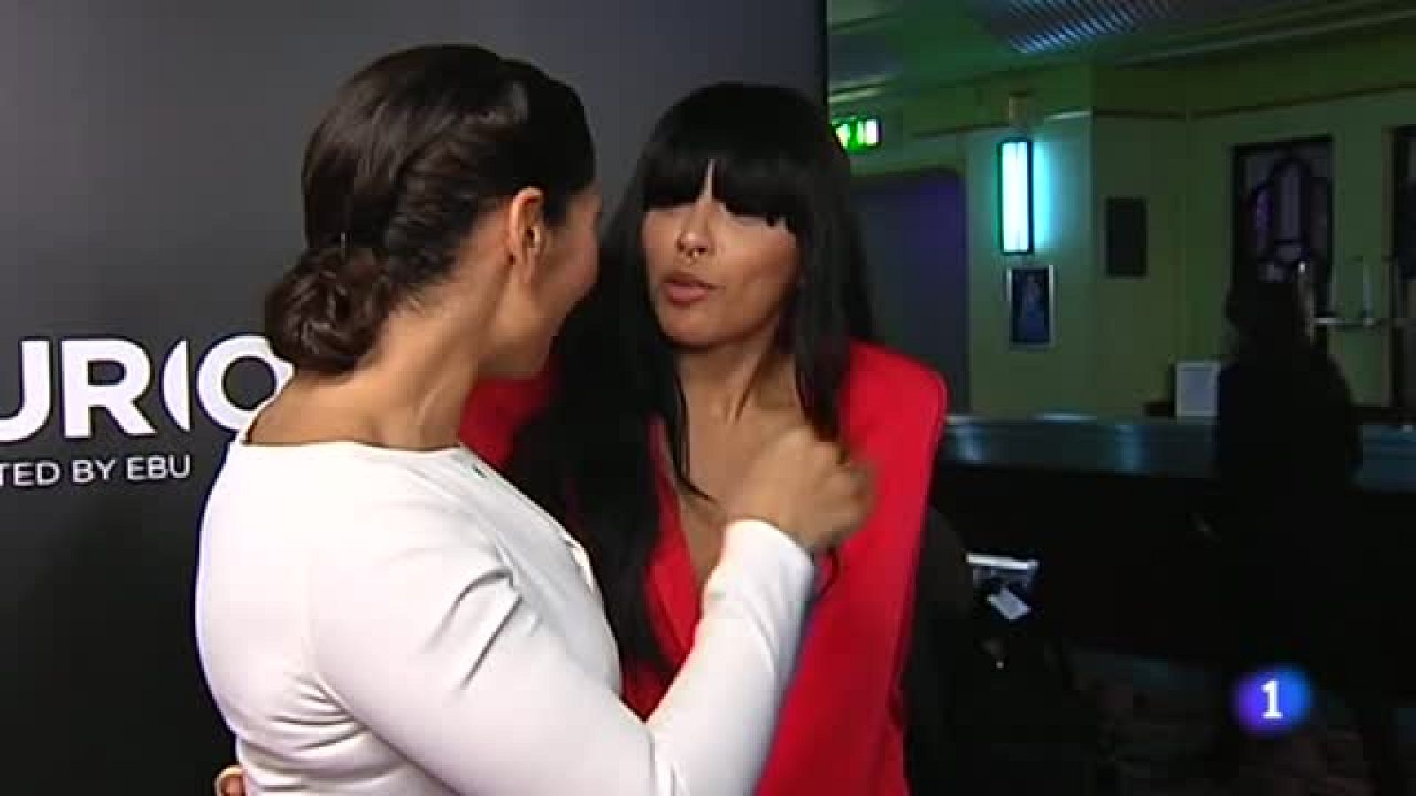 Acompañamos a Rosa a la gala del 60 aniversario del Festival de Eurovisión, celebrada este martes en Londres. La cantante ha compartido escenario con otras leyendas del Festival, como Dana International, Loreen o Conchita Wurst.