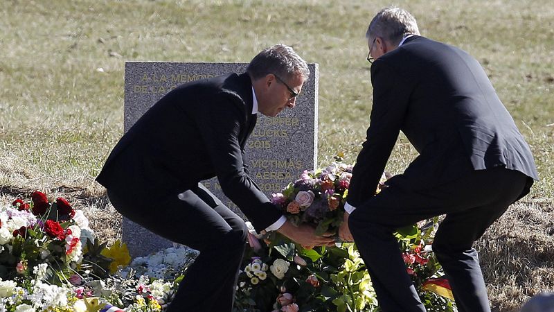 El presidente de Luftansa visita el lugar del accidente.