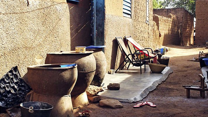 Documenta2 - La torre de Babel: Tierra de dignidad