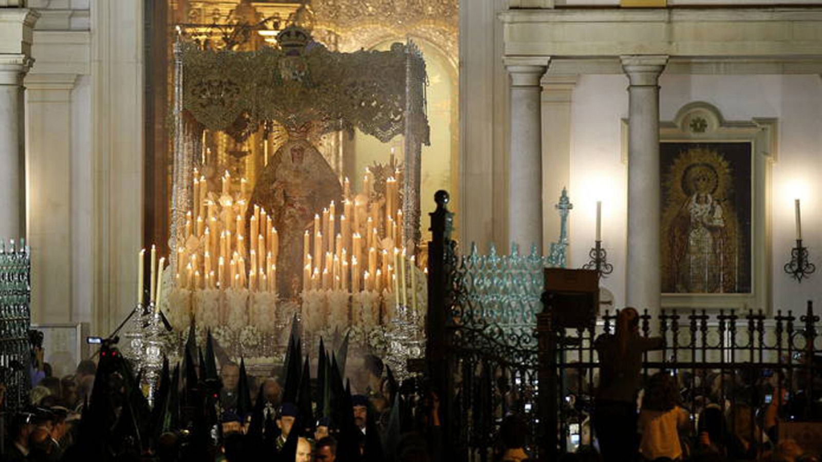 Sevilla acoge con emoción la tradicional "Madrugá" acompañada por el buen tiempo
