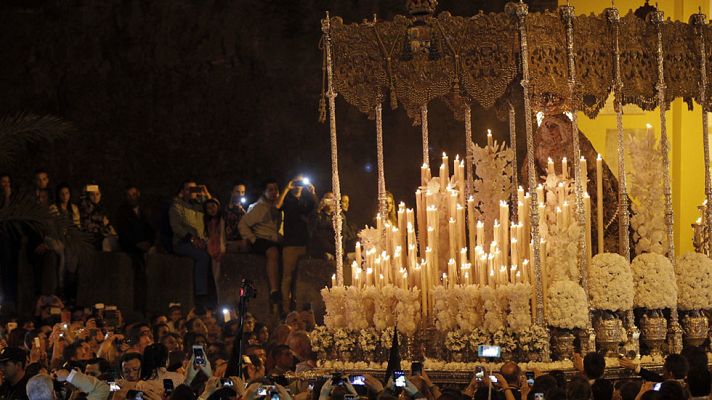 Telediario 1 - Sevilla acoge con emoción la tradicional "Madrugá"