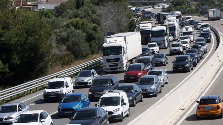 Telediario 1 - Kilómetros de atascos en el primer día de regreso de Semana Santa