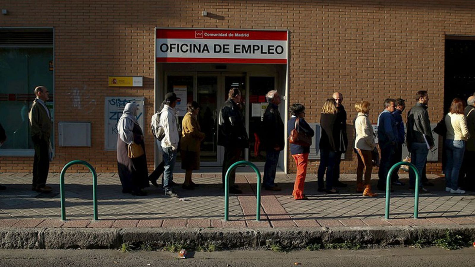 El número de parados registrados bajó en 60.214 en marzo