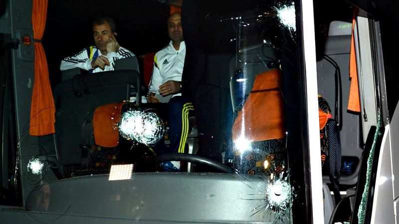 La Federación de Fútbol Turca (TFF) ha aplazado este lunes todos los partidos de la Superliga y de la Copa de Turquía una semana, como reacción al ataque armado contra el primer equipo del club Fenerbahçe ocurrido en la noche del pasado sábado.