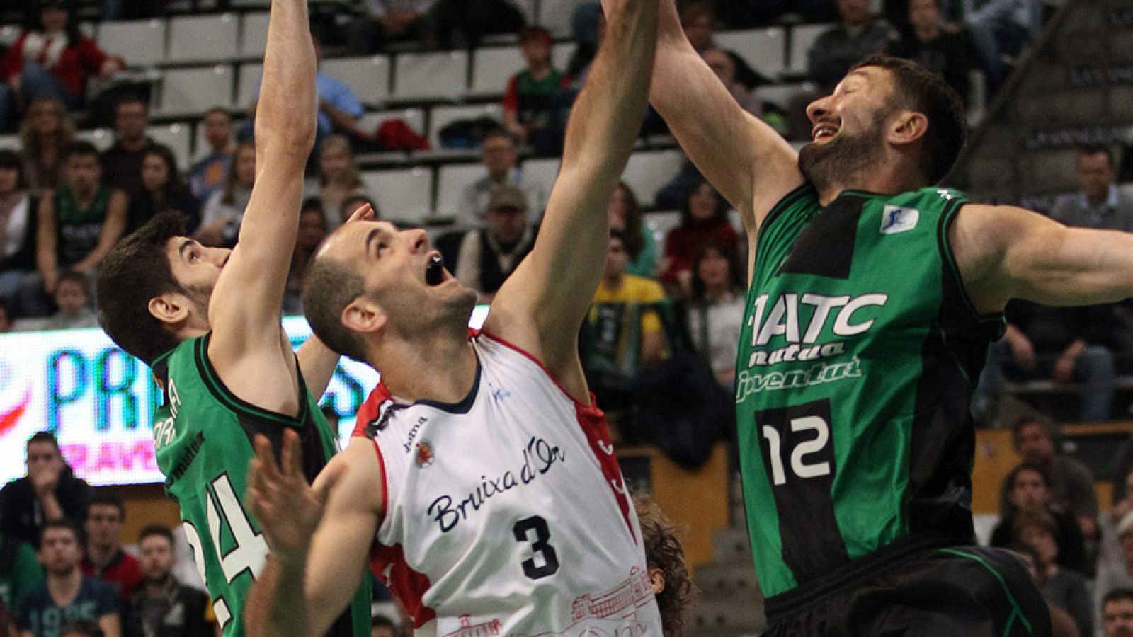 El Joventut ha roto su mala racha al derrotar al Manresa por 82-63 en una gran actuación coral en la que destacaron Suton, Hannah y Savané.