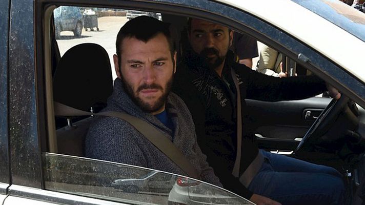 Telediario 1 - El espeolólogo Juan Bolívar, único superviviente del accidente de Marruecos, regresa a España