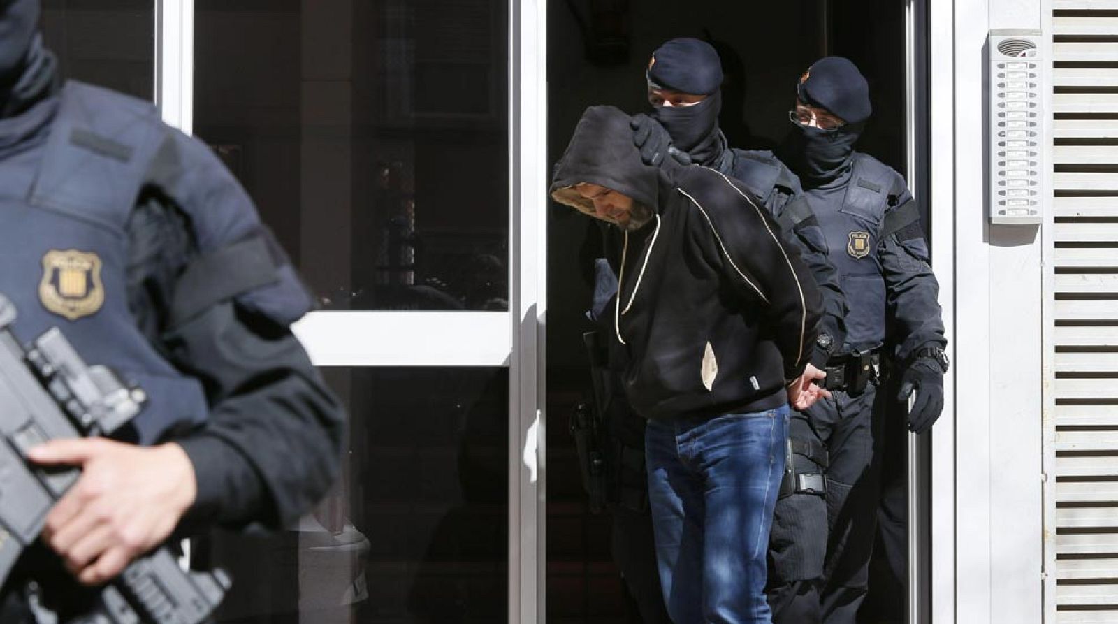 Diez detenidos y trece registros en una operación policial contra el terrorismo yihadista en Cataluña - Informativo 24h | Ver