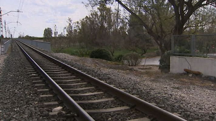 Telediario 1 - La Guardia Civil trata de identificar a dos jóvenes que fueron grabados con un móvil enganchados en un tren de Valencia