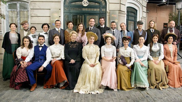 Telediario 1 - Amor, celos y lucha de clases en 'Acacias 38'