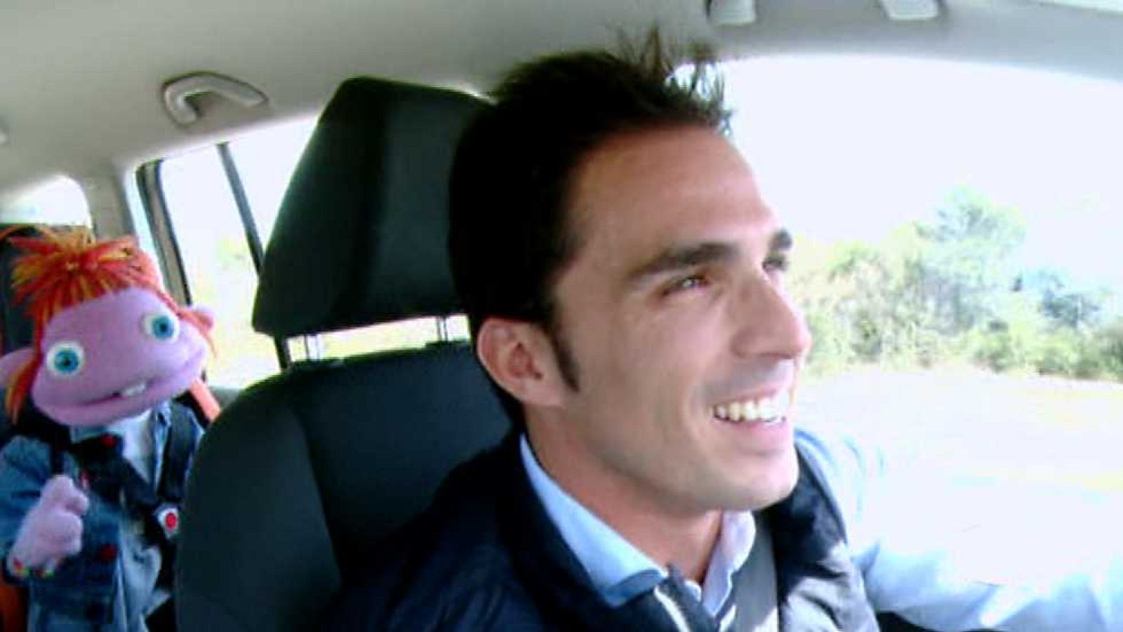 Seguridad vial - No distraer al conductor del vehículo...con Toni Elías - Lunnis | Ver