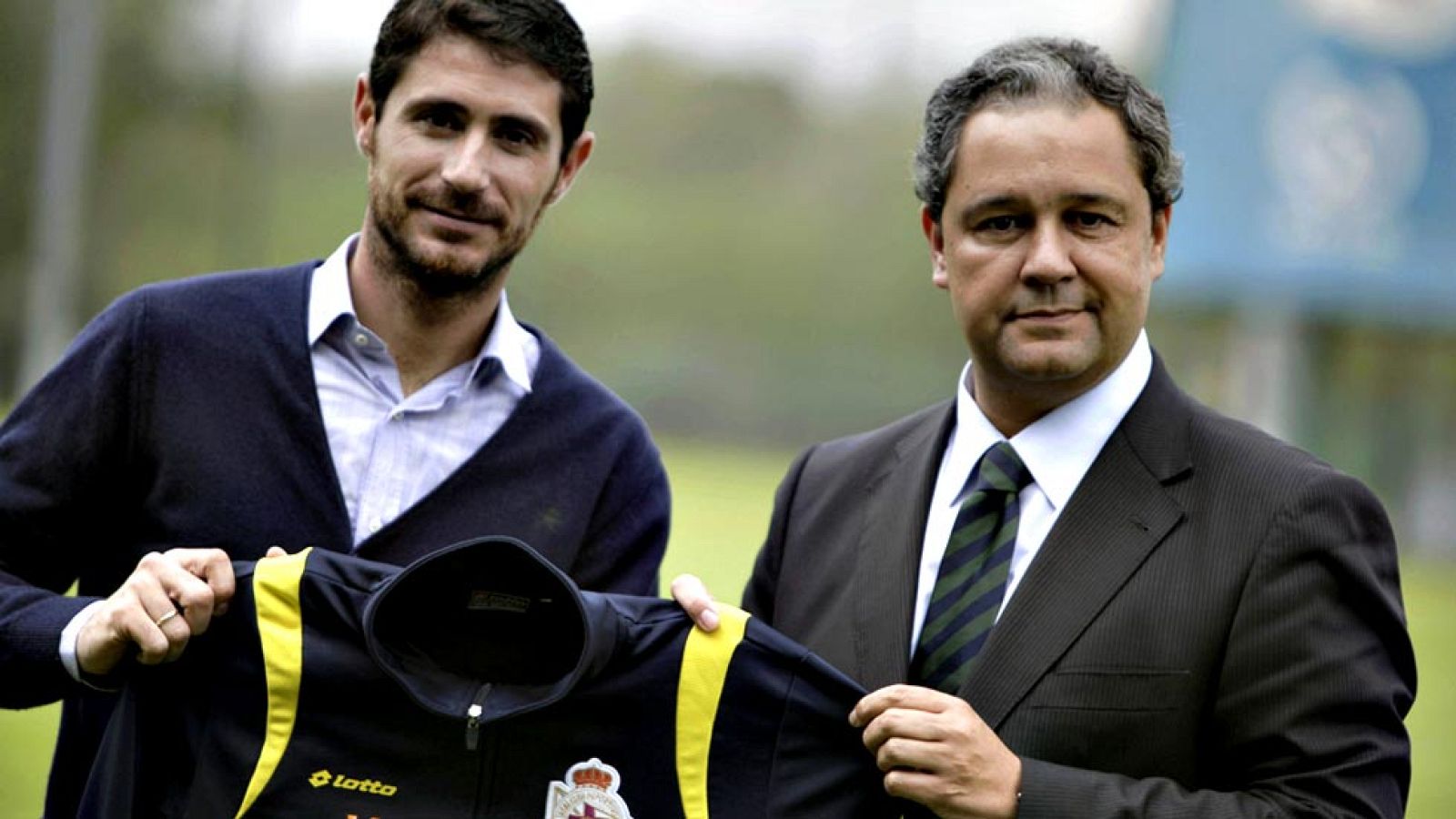 Víctor Sánchez del Amo, nuevo entrenador del Deportivo, ha dirigido esta tarde su primer entrenamiento con participación activa en la ciudad deportiva de Abegondo, donde ha recibido los aplausos de los aficionados que acudieron a presenciar la sesión