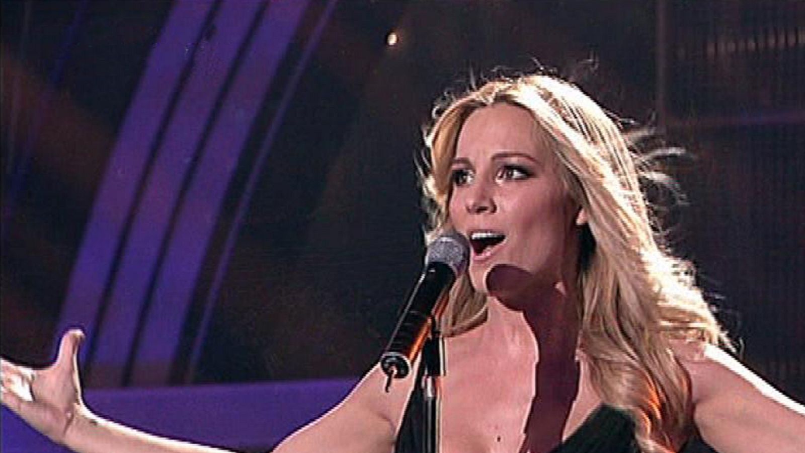 Edurne canta 'Amanecer' en 'La Alfombra Roja Palace' | Ver