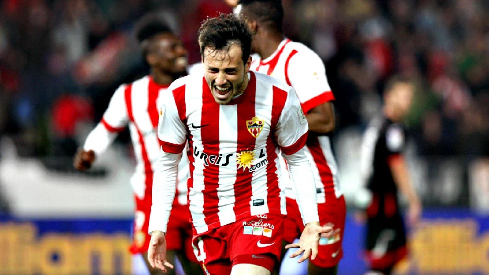 Una soberbia actuación de Javi Espinosa ha dado al Almería la segunda victoria de la temporada en casa, en el estreno como local de Sergi Barjuán en el banquillo, ante el Granada (3-0).