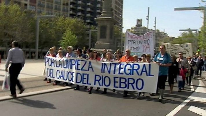 Telediario 1 - Más de 2.000 personas exigen la limpieza del Ebro