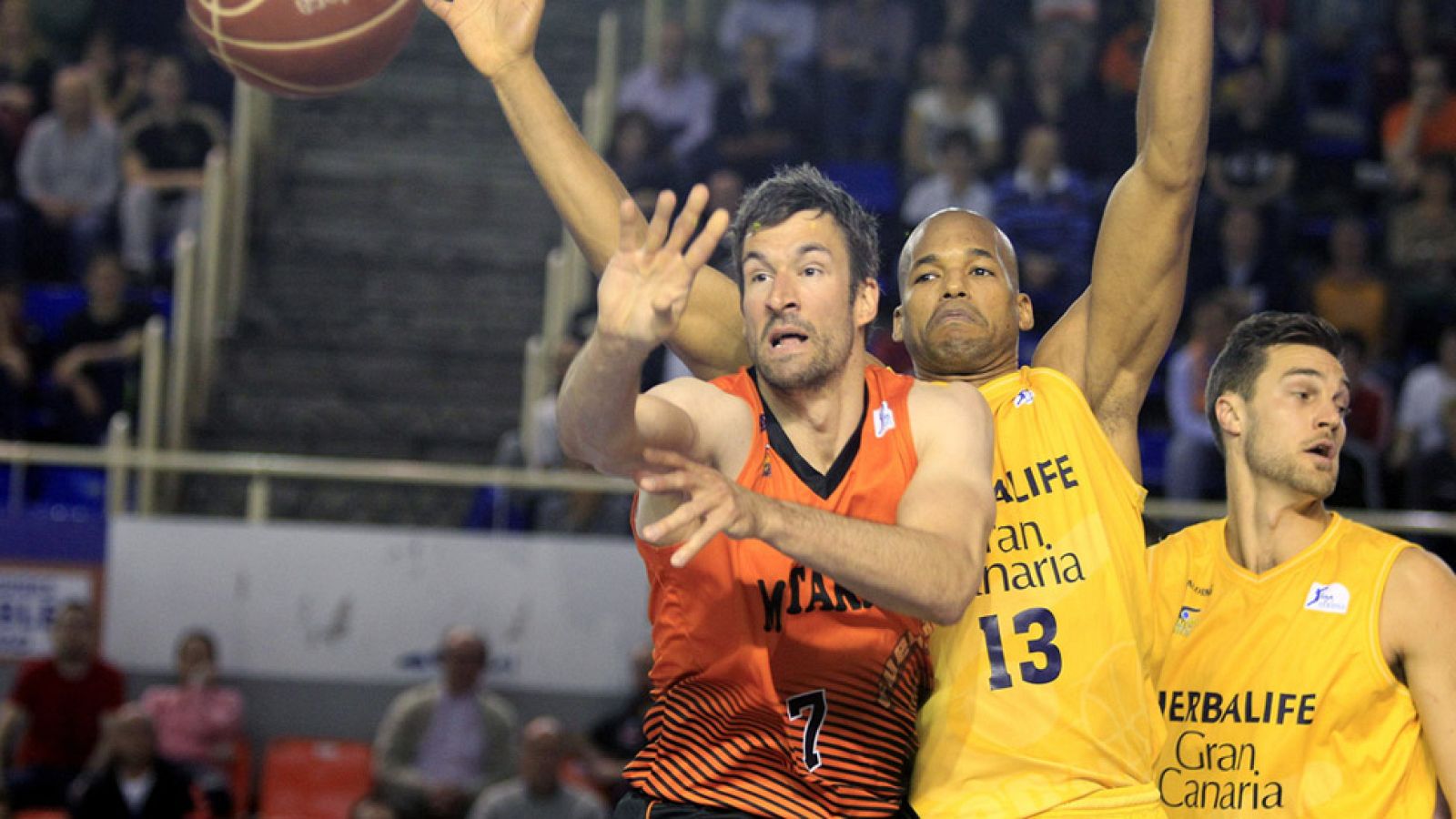 El Herbalife Gran Canaria logró una victoria a domicilio en Fuenlabrada, donde el Montakit ha ahondado en su crisis y ve aljejarse la salvación.