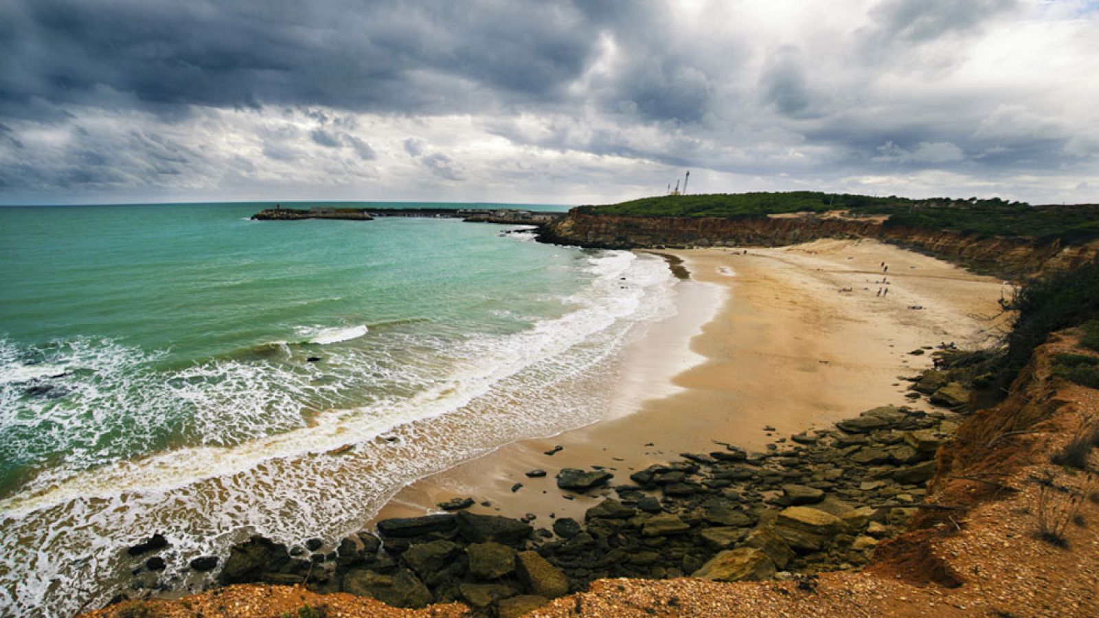Intervalos de viento fuerte en el Estrecho y el sureste