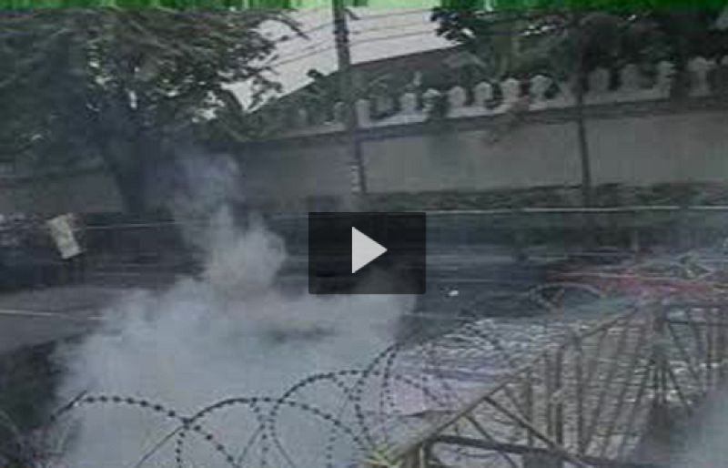 Batalla campal a las puertas del Parlamento de Tailandia | Ver