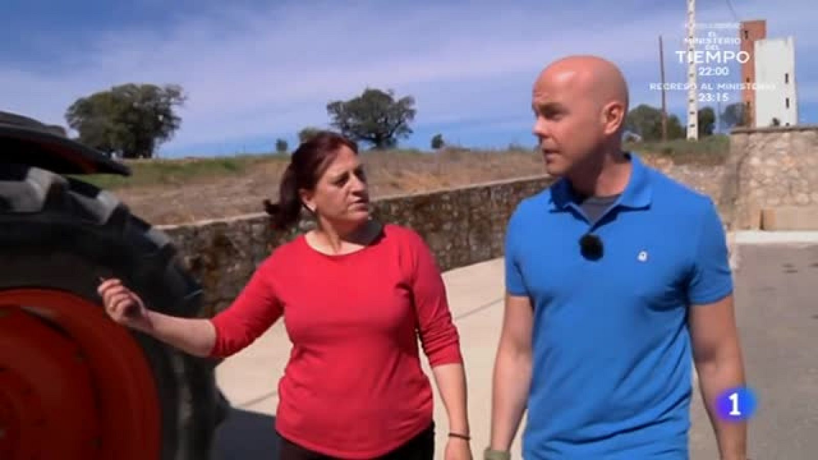 Ella lleva el mando del tractor