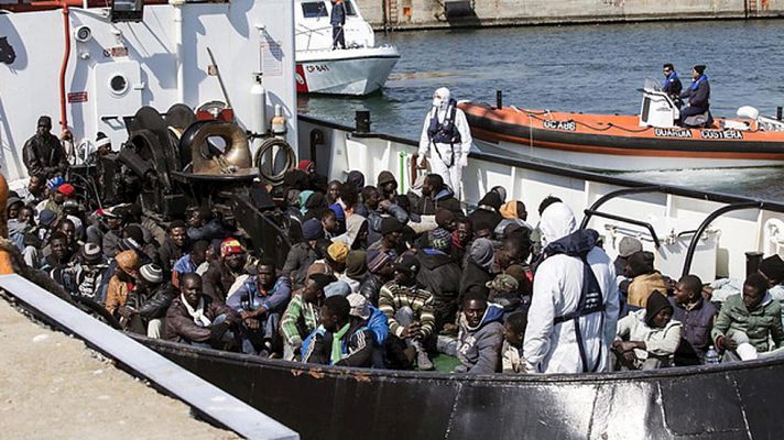Telediario 1 - Desaparecen 400 migrantes entre Libia e Italia