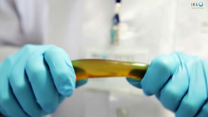 Telediario 1 - Inventan un asfalto que arregla por sí mismo sus grietas