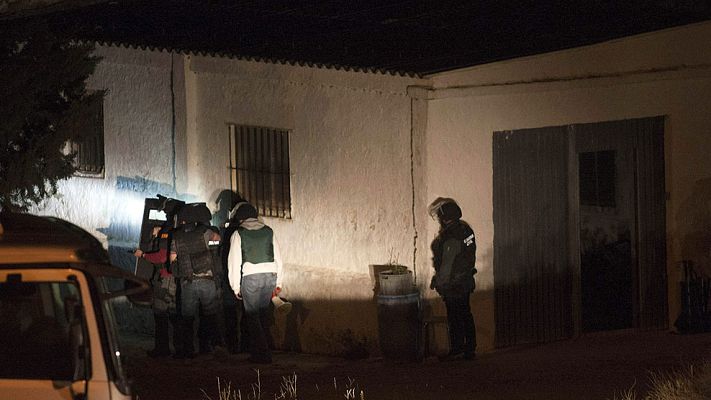 Telediario 1 - Un hombre se atrinchera en su casa en Zaragoza tras disparar presuntamente a su yerno
