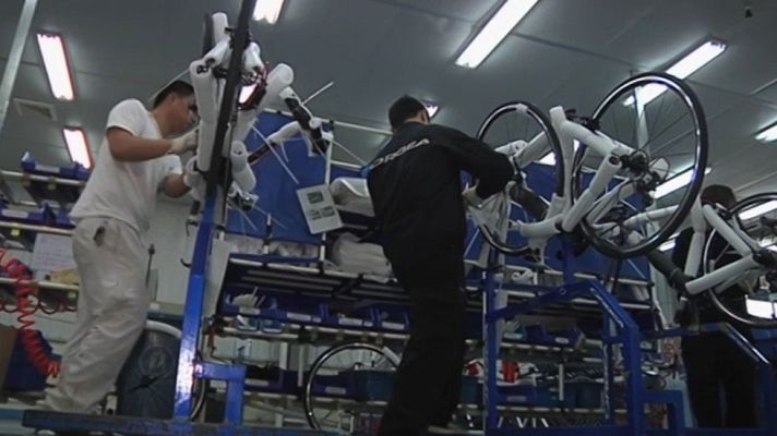 Telediario 1 - La corporación Mondragón cierra dos fábricas en China por el aumento de los costes laborales