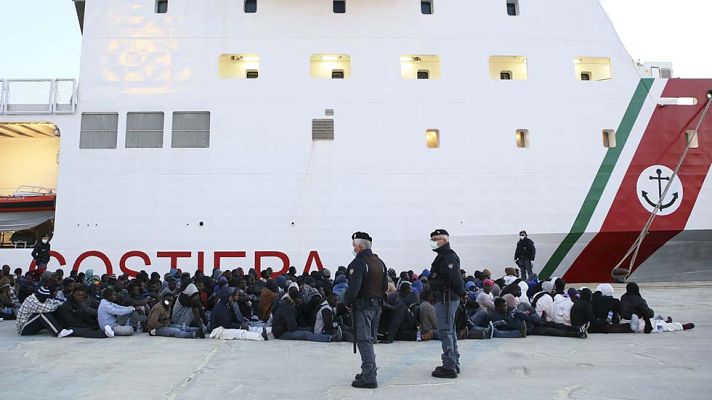 Telediario 1 - Detienen en Italia a 15 inmigrantes acusados de arrojar al mar a otros 12 por "odio religioso"