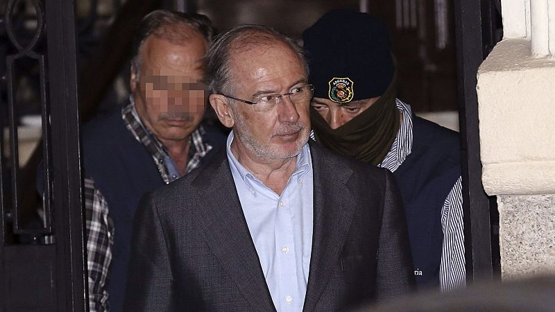 Rodrigo Rato abandona su despacho y es conducido a su casa por un coche policial