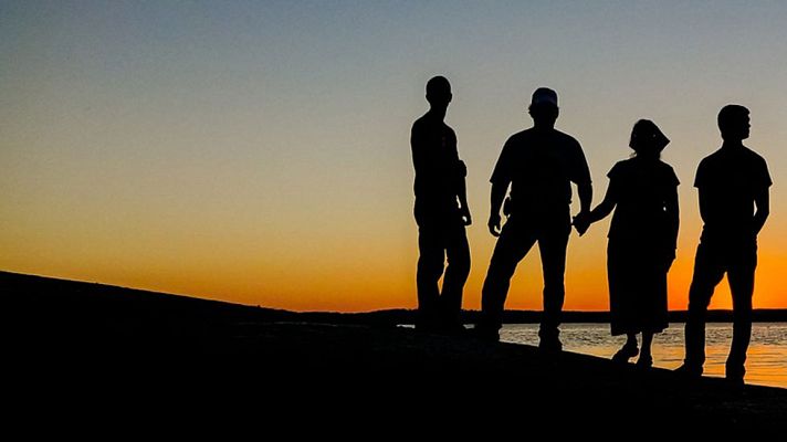 Telediario 1 - Los jóvenes españoles dejan la casa paterna a los 29 años