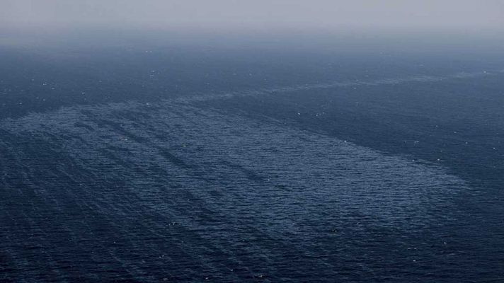 Telediario 1 - Siguen los trabajos de control del vertido del pesquero ruso