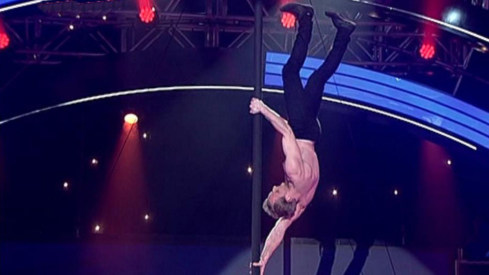 Simon Heulle, acróbata de barra fija - La Alfombra Roja Palace | Ver