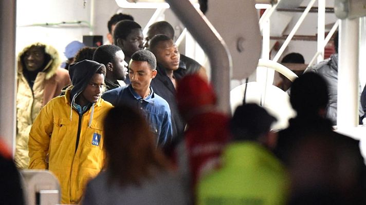 Telediario 1 - Detienen a dos de los supervivientes del naufragio en Italia