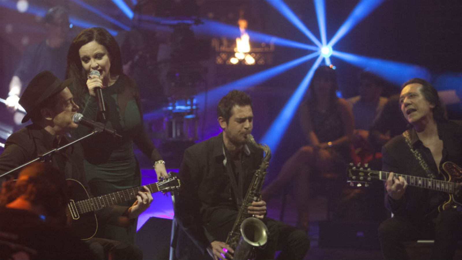 Alaska y Segura: Alaska y Auserón cantan 'La estatua del jardín botánico'